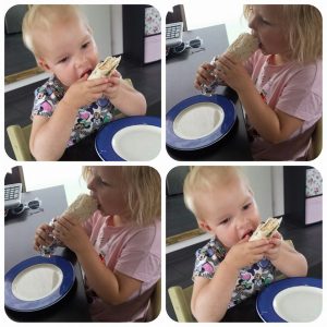 Kinderen eten wraps met vissticks. Recept uit het kidsproof-kookboek van Chickslovefood.